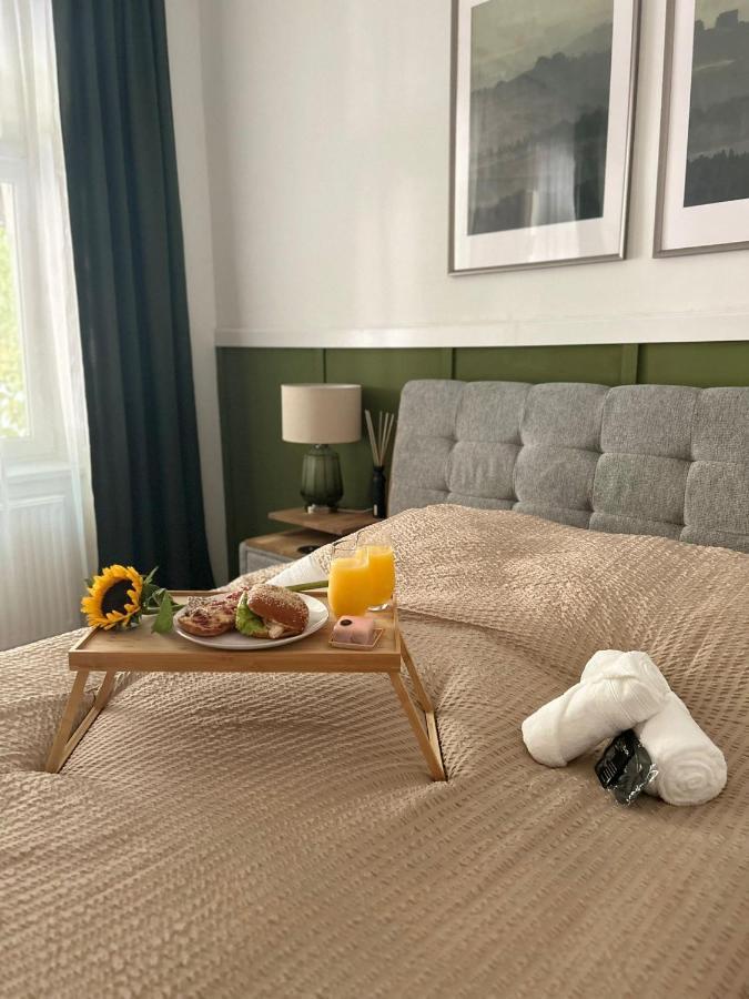 5 Min Schoenbrunn Gloriette, Direct To Center, Free Parking Appartement *