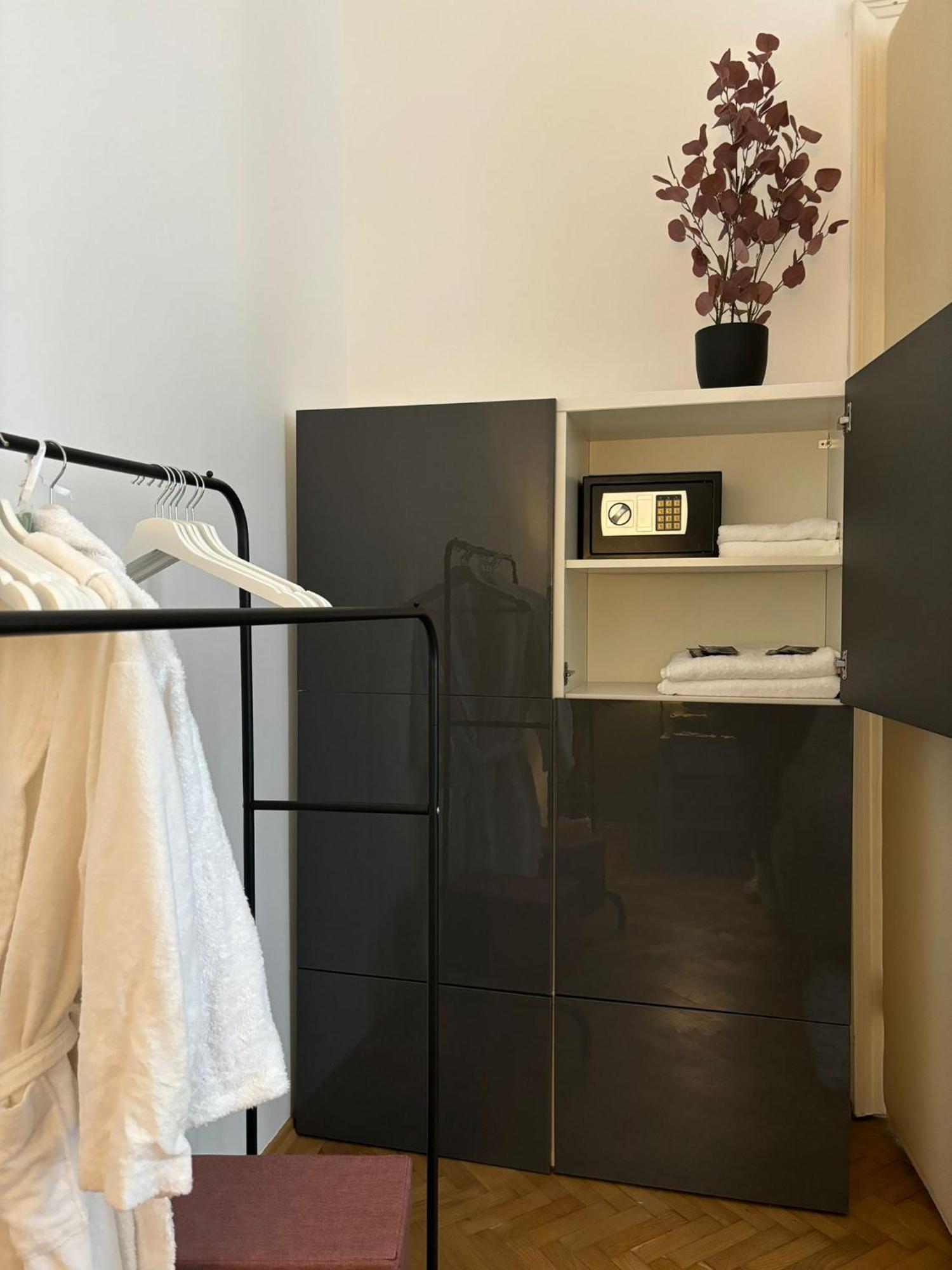 5 Min Schoenbrunn Gloriette, Direct To Center, Free Parking Appartement *